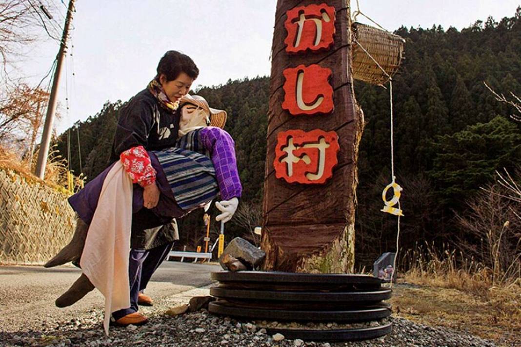 Bu köye gelenler gözlerine inanamıyor: Tüyler ürperten manzara! Hepsi yetişkin insan boyutlarında 5